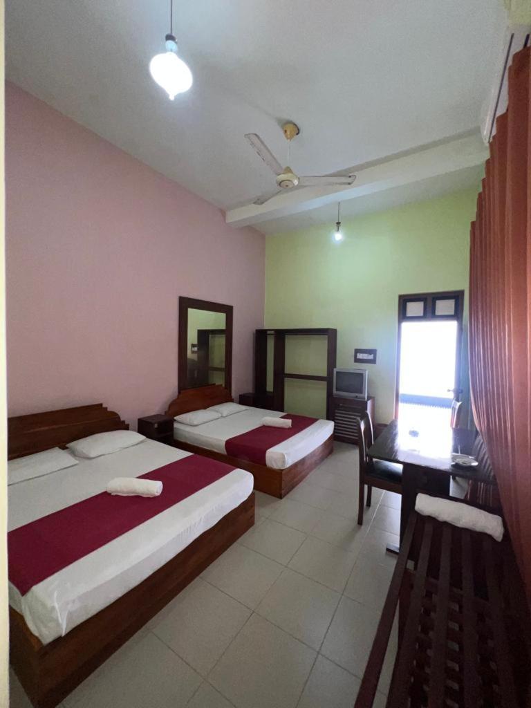 The Triangle Hotel Anuradhapura Camera foto
