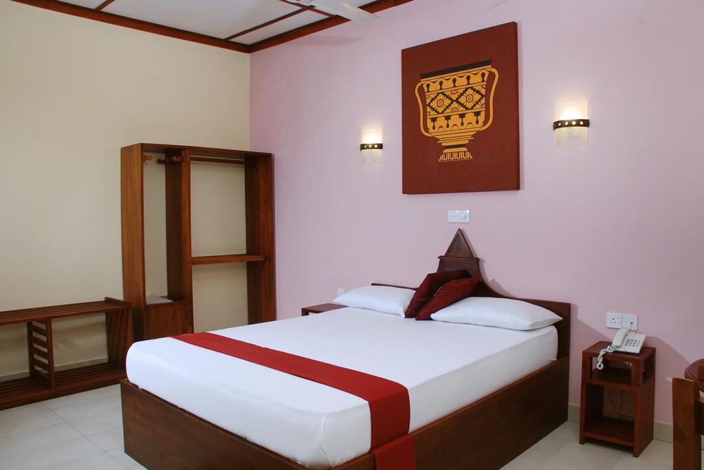 The Triangle Hotel Anuradhapura Esterno foto
